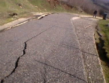 Φθιώτιδα: «Άνοιξε» στα δύο ο δρόμος- Αποκλείστηκαν χωριά